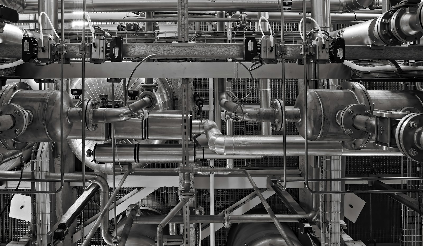 Industrial pipes and valves of a cooling loop